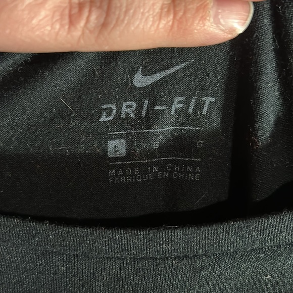 Large Nike tee with mesh detail across - Picture 6 of 8